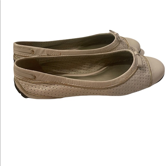 Talbots Cream with Gold Accents Flat Shoes NWOT Size 7B - Picture 6 of 8